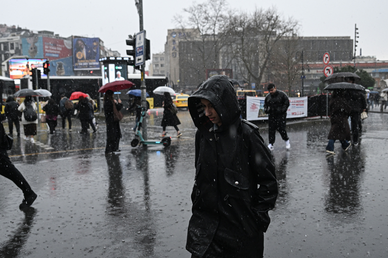 <p>Sağanak ve dolunun etkisiyle trafik yoğunluğu yaşanırken, sürücüler temkinli ilerledi.</p>