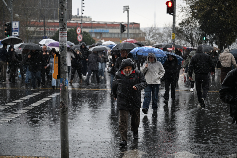<p>Dolu yağışını gören bazı vatandaşlar araçlarının üstüne halı, battaniye gibi eşyalar örttü. Bazı bölgelerde de yolların doluyla kaplandığı gözlendi.</p>