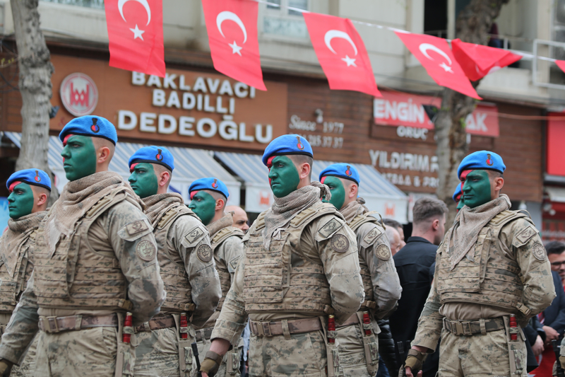 <p>Y�r�y���n sona erdi�i Rabia Meydan�'nda Jandarma Mehteran ve Merasim Birli�i g�steri sundu.</p>