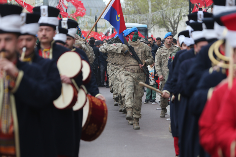 <p>Etkinli�e Vali Hasan ��ldak, 20. Z�rhl� Tugay Komutan� Tu�general �zeyir Durmu�, B�y�k�ehir Belediye Ba�kanvekili Sait A�an, AK Parti �anl�urfa Milletvekili Abburrahim Dusak ile baz� sivil toplum kurulu�u temsilcileri ile vatanda�lar kat�ld�.</p>