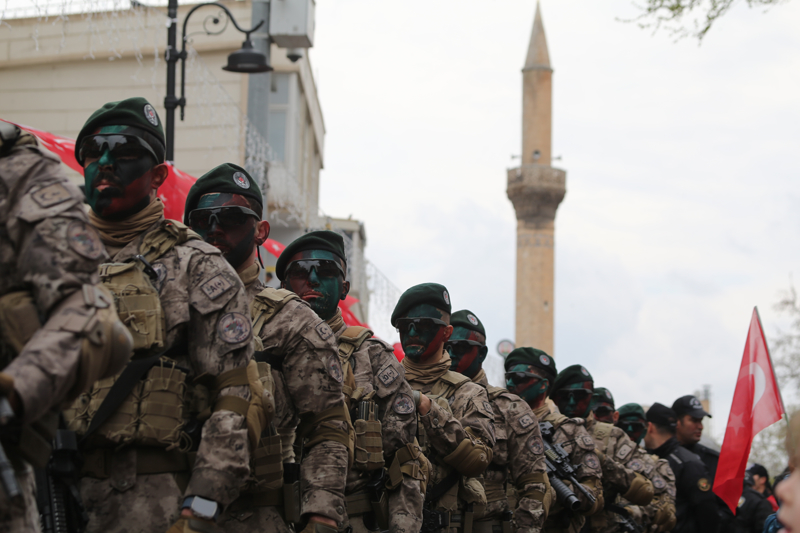 <p>Jandarma Komando �zel Asayi� Komutanl��� ve �elik Kanatlar Timi de helikopterli '�z�m Salk�m�' g�sterisi yapt�.</p>