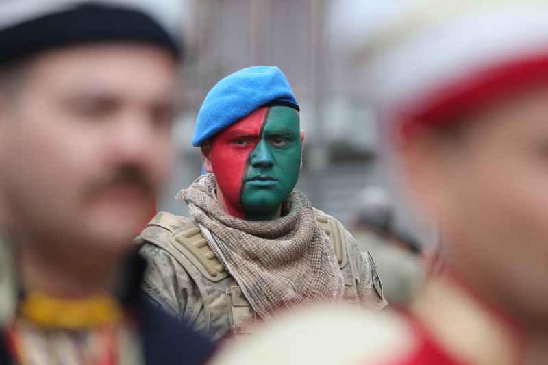 <p>�anl�urfa B�y�k�ehir Belediyesi Urfa Ahengi Toplulu�u, alanda kahramanl�k t�rk�leri seslendirdi.</p>