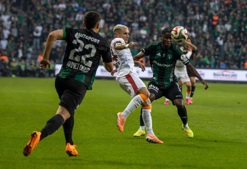 <p><b>KOCAELİSPOR DAHA ÖNCE BAŞARAMADI</b></p><p>Bu sezon Galatasaray'ı konuk ettiği Süper Lig maçını 1-0 kazanan Kocaelispor, bu rekabet tarihinde her iki karşılaşmadan da galip ayrıldığı bir sezon yaşamadı.</p>