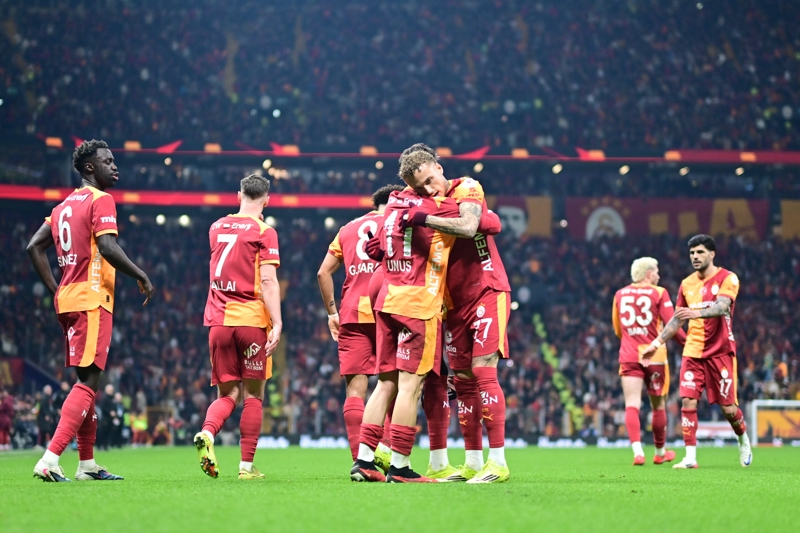 <p><b>YENİ YÜKSELENLERE KAYBETMİYOR</b></p><p>Okan Buruk yönetiminde Süper Lig'e o sezon yükselen takımları konuk ettiği 11 maçın 10'unu kazanan Galatasaray (1B), tek puan kaybını geçen sezon Eyüpspor ile 2-2 berabere kalarak yaşadı.</p>