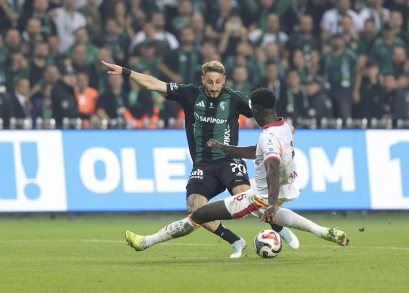 <p><b>GALATASARAY ÜST ÜSTE 2 MAÇ KAYBETMEDİ</b></p><p>Kocaelispor'u konuk ettiği son Süper Lig maçını 5-2 kaybeden Galatasaray (Şubat 2009), bugüne kadar yeşil-siyahlılardan üst üste iki iç saha mağlubiyeti almadı.</p>