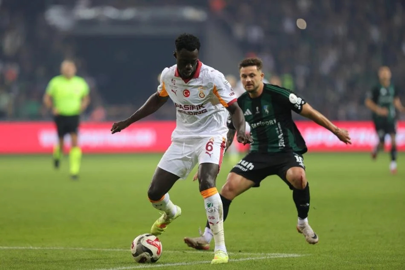 <p><b>EVİNDE GOL OLUP YAĞIYOR</b></p><p>Evinde oynadığı son 10 Süper Lig maçının sekizini kazanan Galatasaray (2B), bu galibiyetlerin tamamında en az üç gol sevinci yaşadı (toplam 27 gol). Bu sezon iç sahada 3+ gol atarak 11 galibiyet alan sarı-kırmızılılar, kulüp tarihinde daha yüksek bir sayıya sadece lig rekorunu kırdığı 1962/63'te ulaştı (13).</p>