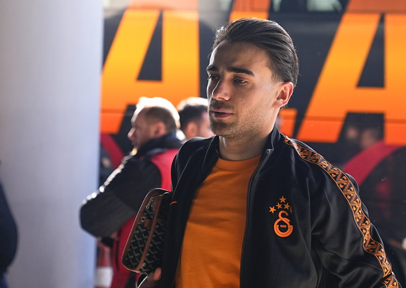 <p><b>YUNUS AKGÜN KENDİ REKORUNU KIRMAK İSTİYOR</b></p><p>Evinde görev yaptığı son iki Süper Lig maçında da gol katkısı sağlayan Yunus Akgün (1 gol & 2 asist), en üst lig kariyerinde üst üste üç iç saha karşılaşmasında bunu başardığı bir seri yakalayamadı.</p>