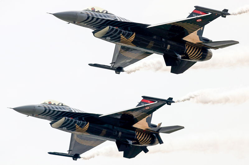 <p>Gösteri uçuşunun ardından pist başında düzenlenen törende, Bayraktaroğlu ve beraberindeki kuvvet komutanları, SOLOTÜRK ekibiyle 15. yıl pastasını kesti.</p>