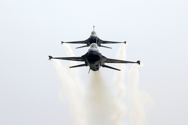 <p>Bayraktaroğlu ve beraberindeki kuvvet komutanları daha sonra Türk Hava Kuvvetleri akrobasi timi SOLOTÜRK'ün 15. yıl uçuşunu izledi.</p>