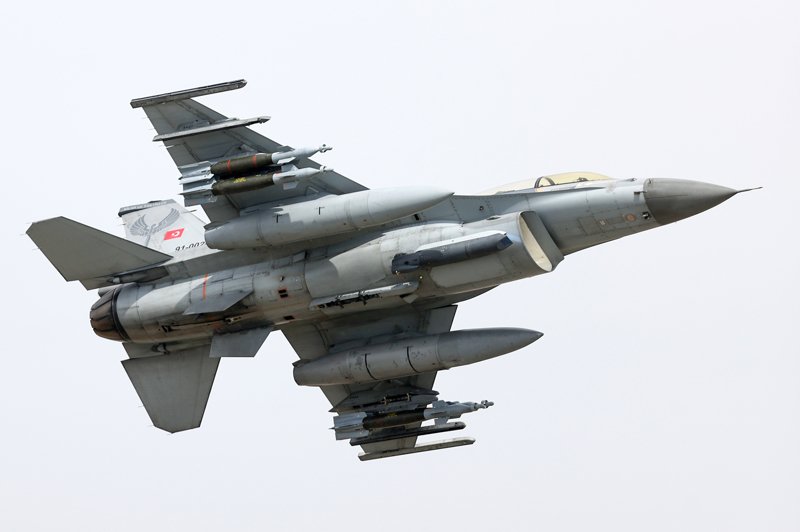 <p>Bu yıl tatbikata 4 ülkeden 10 tim ile 22 ülkeden gözlemcilerin iştirak ettiğini aktaran Bayraktaroğlu, 'Tatbikatta icra ettikleri gösterilerle gökyüzünde gurur kaynağımız olan SOLOTÜRK, bizlere bir kez daha Türk havacısının cesaretini ve disiplinini yakından görme imkanı sağlamıştır. Başarılı bir şekilde bu tatbikatı icra ettik. Bütün arkadaşlarımızı tebrik ediyorum.' ifadelerini kullandı.</p>