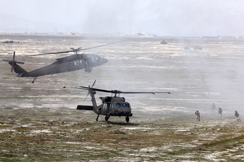 <p>Muharebe arama kurtarma yeteneklerinin sergilendiği operasyonu, Genelkurmay Başkanı Orgeneral Selçuk Bayraktaroğlu ve kuvvet komutanlarıyla katılımcı ülke heyetleri ile çok sayıda basın mensubu ilgiyle izledi.</p>