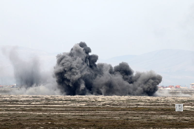 <p>Hava unsurlarının kontrollü iniş yapmasının ardından çevre emniyetini alan personel, yaralı askeri süratle helikoptere taşıdı. Tahliye sırasında düşman unsurlarınca açılan taciz ateşine, taarruz helikopterleri top atışlarıyla karşılık vererek tehdidi bertaraf etti.</p>
