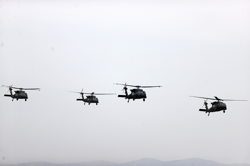 <p>Bayraktaroğlu, yaptığı açıklamada, tatbikatı izlemekten gurur ve mutluluk duyduğunu belirterek, 'Gök vatan, Hava Kuvvetleri Komutanlığımızın kudreti, yüksek teknoloji sistemlerimiz ve nitelikli personelimizin azim ve kararlılığıyla her an korunmaktadır. Gök vatandaki bu hakimiyetin ancak sürekli eğitim ve gerçekçi tatbikatlarla sürdürülebilir. Uluslararası Anadolu Ankası-2026 tatbikatı da bu anlayışın sahadaki en somut göstergelerinden biridir. Türk Silahlı Kuvvetlerimiz personel arama kurtarma alanındaki kabiliyetini geliştirmek maksadıyla yapılan bu tatbikatta yakın hava desteği, dinamik hedefleme ve hava saldırısı gibi birçok seçenek icra edilmiştir.' diye konuştu.</p>