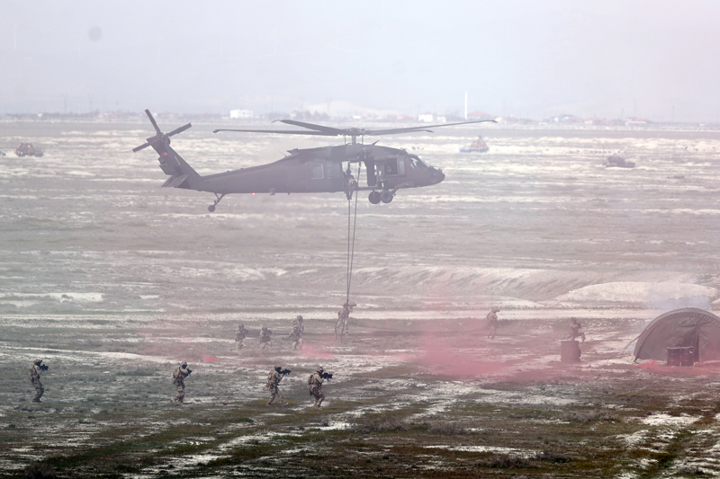 <p>Davetlilere, ilk olarak tatbikatta görev alacak uçak ve helikopterler tanıtıldı.</p>