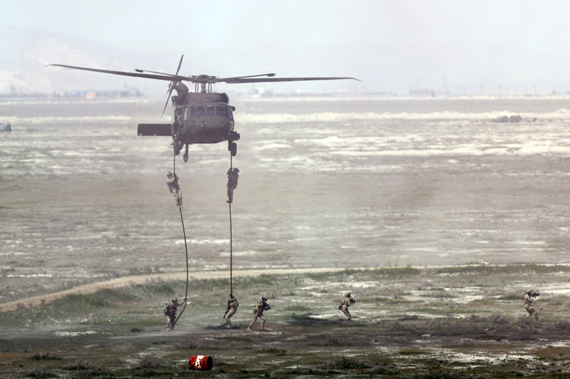 <p>Tatbikatta Özel Kuvvetler ve Personel Kurtarma Timleri tarafından işaretlenen stratejik hedefler, F-16 savaş uçakları tarafından tam isabetle vuruldu. Hava unsurlarının baskı ateşinin ardından, yaralı personeli tahliye etmek üzere 3'üncü Ana Jet Üs Komutanlığı'ndan havalanan helikopterler bölgeye intikal etti.</p>