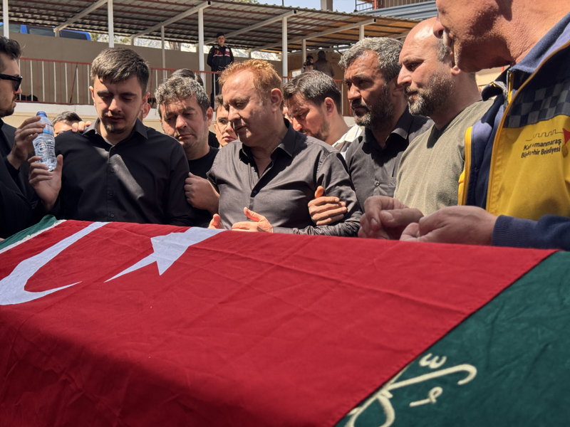 <p>Kahramanmaraş'ın Onikişubat ilçesinde okulda düzenlenen silahlı saldırıda hayatını kaybeden matematik öğretmeni Ayla Kara'nın cenazesi, düzenlenen törenin ardından defnedildi.</p>