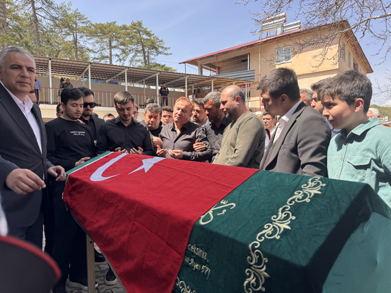 <p>Ayla öğretmenin cenazesinde kocası Ramazan Kara, oğlu Furkan Kara ve yakınları dua edip gözyaşı döktü.</p>