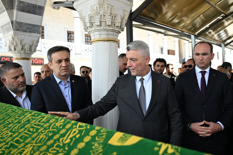 <p>Kahramanmaraş'ın Onikişubat ilçesinde okula düzenlenen silahlı saldırıda hayatını kaybeden 11 yaşındaki öğrenci Furkan Sancak Balal'ın cenazesi, düzenlenen törenin ardından defnedildi. Törene Ticaret Bakanı Ömer Bolat da katıldı.</p>