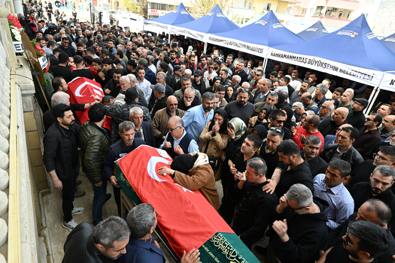 <p>Tören sırasında çocuklarının tabutlarına sarılan aile fertleri gözyaşı döktü.</p>