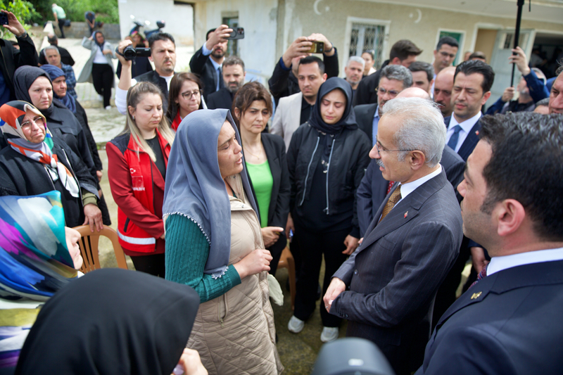 <p>Törene katılan Ulaştırma Bakanı Abdulkadir Uraloğlu, anne Sonay Yeşil'e başsağlığı diledi.</p>