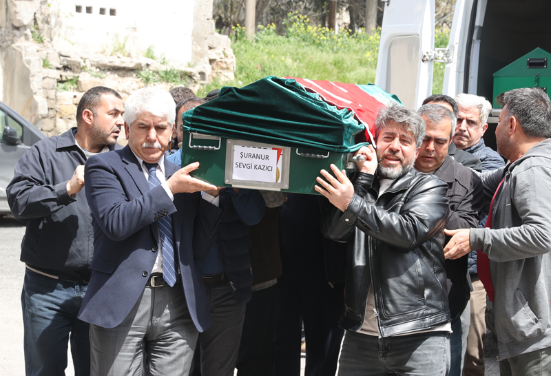 <p>Kahramanmaraş'ın Onikişubat ilçesinde okula düzenlenen silahlı saldırıda hayatını kaybeden 11 yaşındaki Şuranur Sevgi Kazıcı'nın cenazesi, düzenlenen törenin ardından defnedildi.</p>