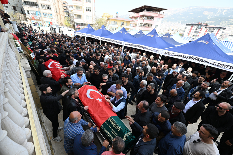 <p>Kahramanmaraş'ta okula düzenlenen silahlı saldırıda hayatını kaybeden Belinay Nur Boyraz (11), Kerem Erdem Güngör (11) Zeynep Kılıç (11) ve Bayram Nabi Şişik (11) için Abdulhamithan Camisi'nde tören düzenlendi. </p>