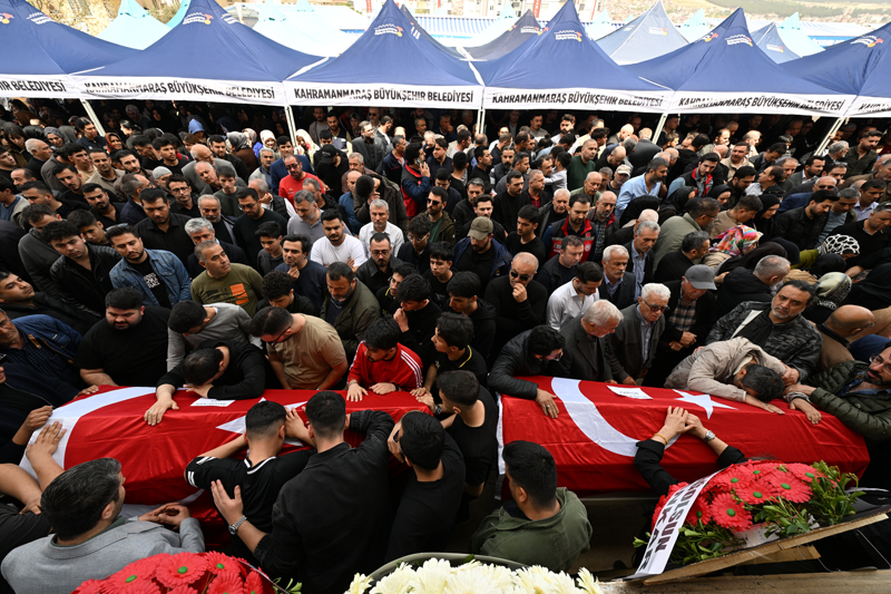 <p>Kahramanmaraş'ta okula düzenlenen silahlı saldırıda hayatını kaybeden Belinay Nur Boyraz, Kerem Erdem Güngör, Zeynep Kılıç ve Bayram Nabi Şişik'in cenazeleri, düzenlenen törenin ardından defnedildi.</p>