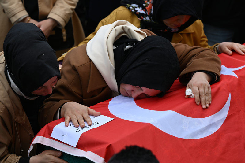 <p>Tören sırasında çocuklarının tabutlarına sarılan aile fertleri gözyaşı döktü.</p>