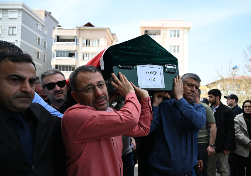 <p>Kahramanmaraş'ta okula düzenlenen silahlı saldırıda hayatını kaybeden Belinay Nur Boyraz, Kerem Erdem Güngör, Zeynep Kılıç ve Bayram Nabi Şişik'in cenazeleri, düzenlenen törenin ardından defnedildi. </p>