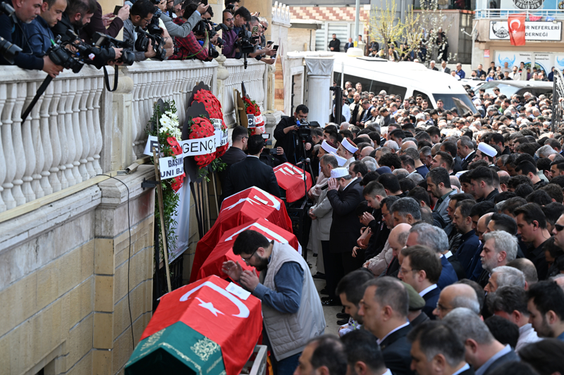 <p>Cenaze törenine, öğrencilerin yakınlarının yanı sıra İçişleri Bakanı Mustafa Çiftçi, Aile ve Sosyal Hizmetler Bakanı Mahinur Özdemir Göktaş, AK Parti Genel Başkan Yardımcısı Halit Yerebakan, AK Parti Grup Başkan Vekili Abdulhamit Gül, İlim Yayma Vakfı Mütevelli Heyeti Başkanı Necmeddin Bilal Erdoğan, Kahramanmaraş Valisi Mükerrem Ünlüer, Büyükşehir Belediye Başkanı Fırat Görgel, AK Parti Kahramanmaraş Milletvekili Vahit Kirişci, AK Parti Gaziantep Milletvekili Mehmet Eyüp Özkeçeci, CHP Kahramanmaraş Milletvekili Ali Öztunç, Yeni Yol Partisi Gaziantep Milletvekili Ertuğrul Kaya, Milli Yol Partisi Genel Başkanı Remzi Çayır ve çok sayıda vatandaş katıldı.</p>