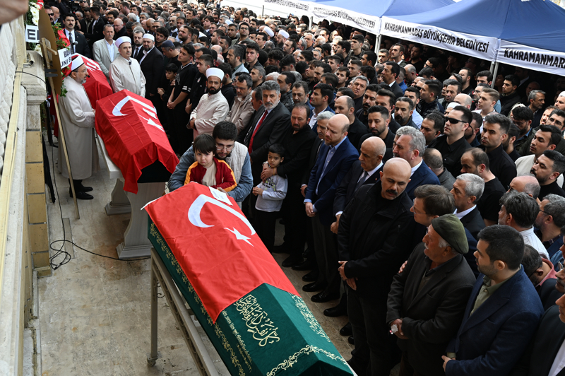 <p>Kahramanmaraş'ta okula düzenlenen silahlı saldırıda hayatını kaybeden Belinay Nur Boyraz (11), Kerem Erdem Güngör (11) Zeynep Kılıç (11) ve Bayram Nabi Şişik (11) için Abdulhamithan Camisi'nde tören düzenlendi. Boyraz, Güngör, Kılıç ve Şişik'in cenazeleri, Diyanet İşleri Başkanı Prof. Dr. Safi Arpaguş'un kıldırdığı namazın ardından Şeyh Adil Mezarlığı'nda toprağa verildi.</p>