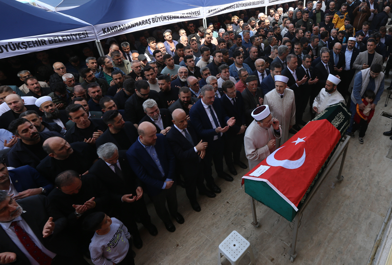 <p>Kahramanmaraş'ta okula düzenlenen silahlı saldırıda hayatını kaybeden Belinay Nur Boyraz, Kerem Erdem Güngör, Zeynep Kılıç ve Bayram Nabi Şişik'in cenazeleri, düzenlenen törenin ardından defnedildi. </p>