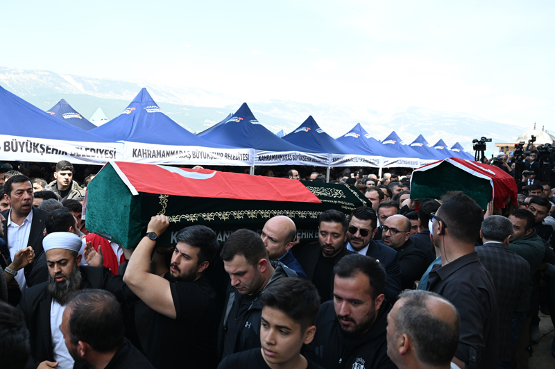 <p>Ayser Çalık Ortaokulu'nda dün düzenlenen silahlı saldırıda hayatını kaybeden Boyraz (11), Güngör (11), Kılıç (11) ve Şişik'in (11) cenazeleri, yakınları tarafından Kahramanmaraş Adli Tıp Kurumundan alınarak Abdulhamithan Camii'ne getirildi.</p>