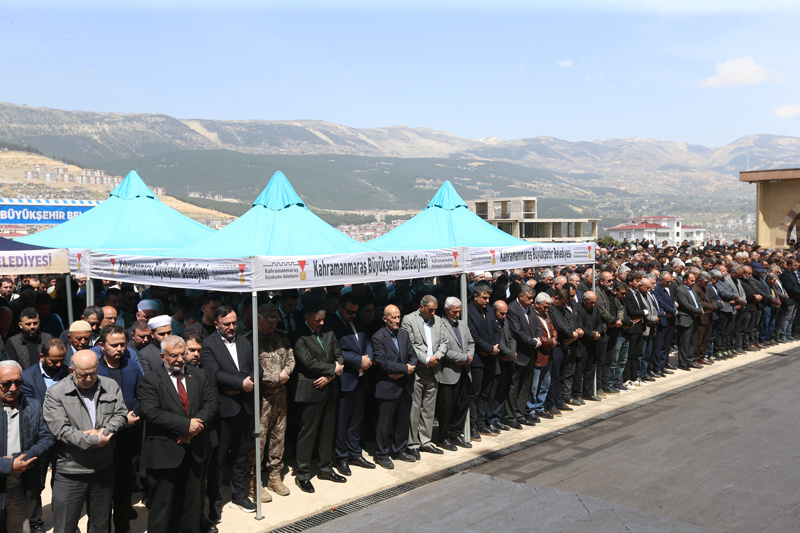 <p>Ayser Çalık Ortaokulu'nda dün düzenlenen silahlı saldırıda hayatını kaybeden Boyraz (11), Güngör (11), Kılıç (11) ve Şişik'in (11) cenazeleri, yakınları tarafından Kahramanmaraş Adli Tıp Kurumundan alınarak Abdulhamithan Camisi'ne getirildi.</p>