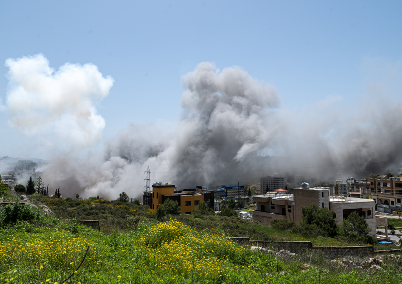 <p>Daha sonra Lübnan geneline hava saldırıları başlattığını duyuran ve başkent Beyrut'u hedef alan İsrail ordusu, havadan ve denizden yoğun saldırılar düzenlediği Lübnan'da kara işgalini genişletme kararı almıştı.</p>
