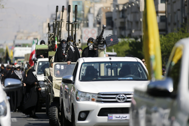 <p>Baz� kad�nlar�n k���k �ocuklar� ile kat�ld��� y�r�y�� geni� g�venlik �nlemleri alt�nda ger�ekle�tirilirken y�r�y��e, Devrim Muhaf�zlar� Ordusu'nun (DMO) Tahran Komutan� Hasan Hasanzade ile birlikte �st d�zey askeri yetkililer kat�ld�.</p>