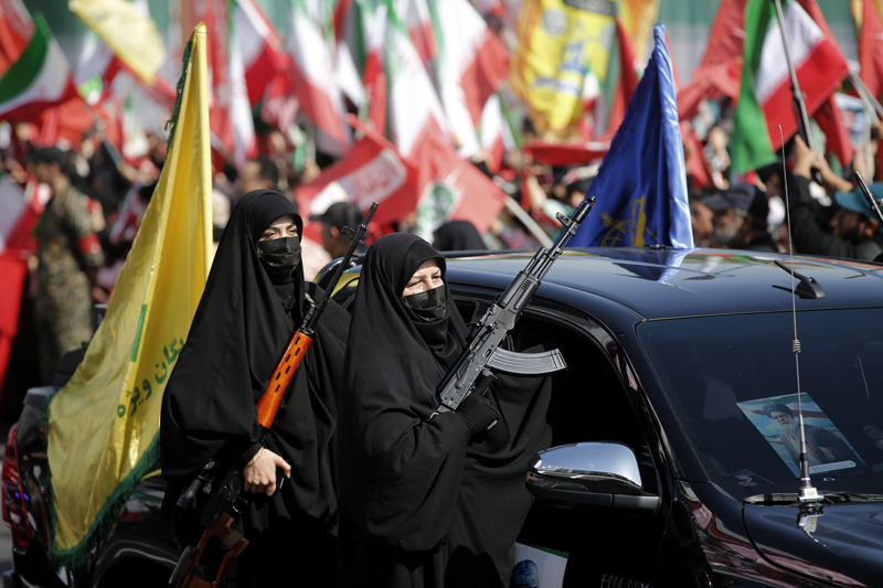 <p>�mam H�seyin Meydan�'ndan ba�layan y�r�y�� s�ras�nda baz� kad�nlar�n askeri ara�larla ge�i� t�reni d�zenledi�i ve ellerinde silah ile roketatarlar oldu�u g�r�ld�.</p>