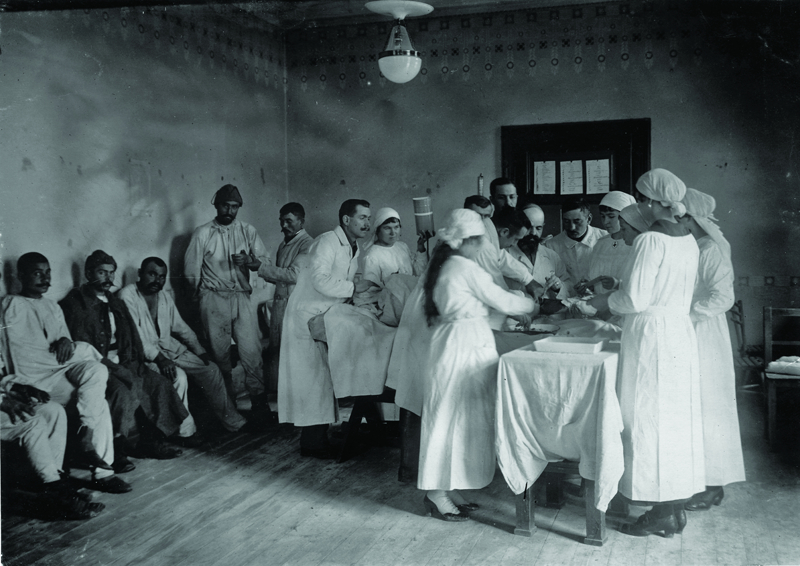 <p>Sava��n t�bbi bilan�osunu t�m ��plakl���yla g�zler �n�ne seren e�siz bir belgenin ilk defa g�n y�z�ne ��kt���n� belirten Er, '�anakkale Sava�lar� Enstit�s� olarak '3. Kolordu Harp Cerideleri' �al��malar�m�z kapsam�nda bu raporu tespit ettik ve Anafarta Dergisi'nin 30'uncu say�s�nda okuyucular�m�zla bulu�turduk. 1915 tarihli bu rapor do�rudan 3. Kolordu ve �imal Grubu Ba�hekimi Ali R�za taraf�ndan kaleme al�nm��.' dedi.</p>