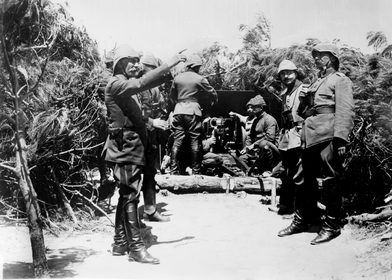 <p>Utkan Emre Er, muharebelerin en �etin anlar�na sahne olan g���s g��se �arp��malar�n da ba�hekimli�in raporunda yer buldu�unu belirterek, 'Raporda 83 askerimizin s�ng� h�cumunda en kanl� �ekilde yaraland��� veya �ehit d��t��� kayda ge�irilmi�. Bu istatistik, �arp��malar�n ne kadar ac�mas�zca ge�ti�ini ve s�ng�n�n harp sahas�ndaki �l�mc�l etkisini kan�tl�yor. Bizler �anakkale Sava�lar� Enstit�s� olarak bu e�siz vesikalar� g�n y�z�ne ��kararak o destan� yazan kahramanlar�n aziz hat�ralar�n� ya�atmaya devam edece�iz.' diye konu�tu.</p>