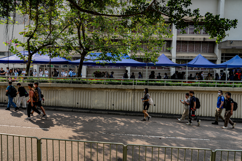 <p>�l�mc�l yang�n�n ard�ndan Wang Fuk Court sakinleri evlerine d�nmek �zere b�lgeye gelirken, sekiz bloktan yedisinin alevlerden etkilendi.</p>