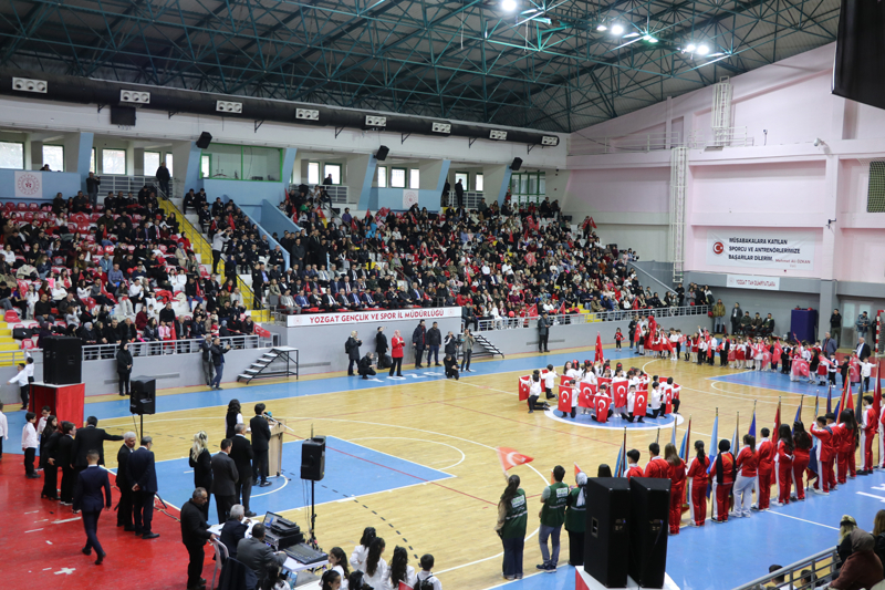 <p>Yozgat'ta, 23 Nisan Ulusal Egemenlik ve �ocuk Bayram� ile TBMM'nin a��l���n�n 106. y�l d�n�m� dolay�s�yla R�za Kayaalp Spor Salonu'nda t�ren d�zenlendi.</p>