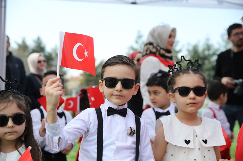 <p>Siirt'te 23 Nisan Ulusal Egemenlik ve �ocuk Bayram� ile T�rkiye B�y�k Millet Meclisi'nin (TBMM) a��l���n�n 106. y�l d�n�m� dolay�s�yla t�ren d�zenlendi. T�rende, ��renciler taraf�ndan �e�itli g�steriler sunuldu.</p>