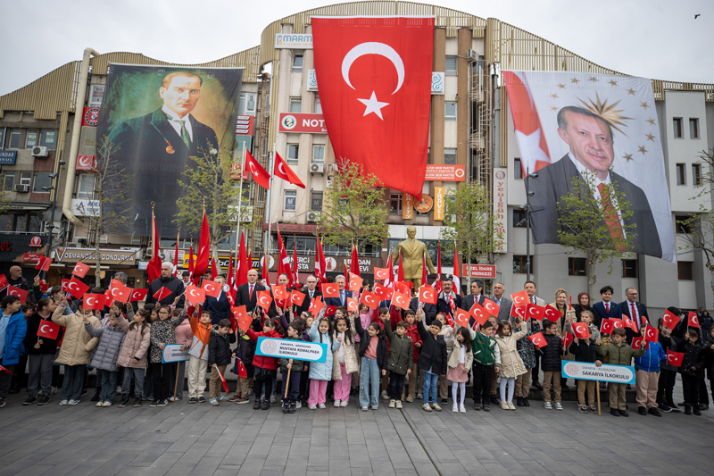 <p>Sakarya'da, 23 Nisan Ulusal Egemenlik ve �ocuk Bayram� ile TBMM'nin a��l���n�n 106. y�l d�n�m� dolay�s�yla t�ren d�zenlendi. Adapazar� il�esinde Demokrasi Meydan�'ndaki Atat�rk an�t�na �l Milli E�itim M�d�r� Co�kun Bak�rta� �elenk b�rakt�, ��rencilerle foto�raf �ektirdi.</p>