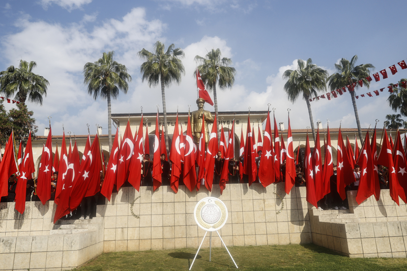 <p>Mersin'de, 23 Nisan Ulusal Egemenlik ve �ocuk Bayram� ve T�rkiye B�y�k Millet Meclisi'nin (TBMM) a��l���n�n 106. y�l d�n�m� dolay�s�yla Cumhuriyet Alan�'nda t�ren d�zenlendi.</p>