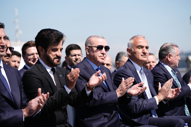 <p>Formula 1'in seyir zevki, gen� takip�ileri ve otomobil teknolojilerinde d�nyan�n en b�y�k spor organizasyonlar� aras�nda yer ald���n� kaydeden Erdo�an, T�rkiye'de de Formula 1'in ba�ta gen�ler olmak �zere her ya�tan ciddi say�da takip�isinin hatta tutkunlar�n�n bulundu�unu s�yledi.</p>