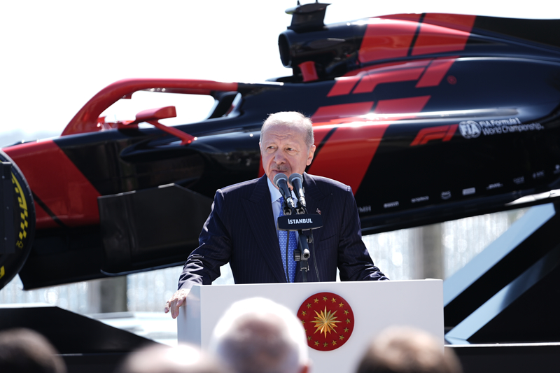 <p>�zellikle d�nyan�n salg�nla m�cadele etti�i, insanlar�n evlere kapand���, spor etkinliklerinin ard� ard�na iptal edildi�i bir d�nemde Formula 1'e kap�lar� a�arak bu spor dal�na verdikleri �nemi g�sterdiklerini ifade eden Cumhurba�kan� Erdo�an, 'Salg�n d�nemindeki yar��lar�n sporseverler a��s�ndan bir ba�ka anlam� da d�nemin Mercedes pilotu Hamilton'un, Michael Schumacher'in 7 F1 �ampiyonlu�u rekorunu egale etmesiydi. Sonraki y�l ayn� co�kuyu bu kez seyircili �ekilde ya�am��, �ok �eki�meli bir yar��a tan�kl�k etmi�tik.' diye konu�tu.</p>