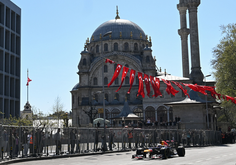 <p>Cumhurba�kan� Erdo�an, 'Formula 1'in �lkemize ve �stanbul'umuza kazand�r�lmas�nda eme�i ge�en herkesi can� g�n�lden tebrik ediyorum. Bir motor sporlar� �lkesi olan T�rkiye'nin Formula 1 ile ortakl���n�n �n�m�zdeki y�llarda g��lenerek devam etmesini temenni ediyorum.' diyerek s�zlerini sonland�rd�.</p>