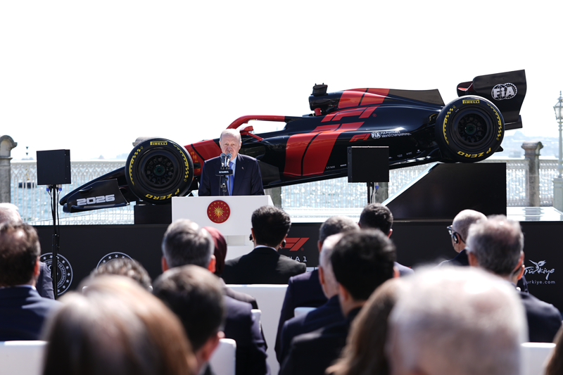 <p>'Bilhassa 8'inci viraj�yla yar��severlerin g�zdesi olan �stanbul Park, in�allah 2027-2031 y�llar� aras�nda tam 5 d�nem boyunca g�z dolduran, heyecanl�, seyir zevki y�ksek yar��lara ev sahipli�i yapacakt�r. T�rkiye'nin Formula 1 takvimine tekrar dahil edilmesini �lkemizin g��l� organizasyon kabiliyetine, modern spor ve sa�l�k altyap�s�na, son y�llarda b�lgesinin 'istikrar adas�' rol�n� per�inlemesine ve elbette T�rk milletinin misafirperverli�ine duyulan b�y�k g�venin yeni bir i�areti olarak g�r�yorum. T�rkiye olarak bu g�veni daha �nce oldu�u gibi yine bo�a ��karmayacak, her a��dan kusursuz bir organizasyonla yar��lara ev sahipli�i yapaca��z.'</p>