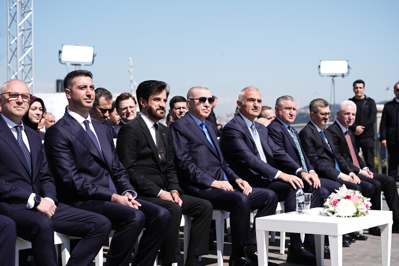 <p>Erdo�an, yar��lar�n �lkede 19 milyon civar�nda ki�iye ula�t���n�, sosyal medyada yakla��k 7,5 milyon takip�i taraf�ndan yak�ndan izlendi�ini ifade ederek, '2005-2011 y�llar� aras�nda 7 yar��, Kovid d�neminde 2020 ve 2021'de 2 yar�� olmak �zere toplam 9 kez Formula 1'e ev sahipli�i yapt�k. 2005 y�l�ndaki ilk yar�� sadece trib�nlerdeki 110 binden fazla seyirciyle Cumhuriyet tarihimizin rekorunu k�rm��t�. Efsanevi yar��lar, unutulmaz olaylar, k�r�lmas� g�� rekorlar, �stanbul Park'�, Formula 1'in en g�zde pistlerinden biri olarak haf�zalara kaz�d�.' dedi.</p>