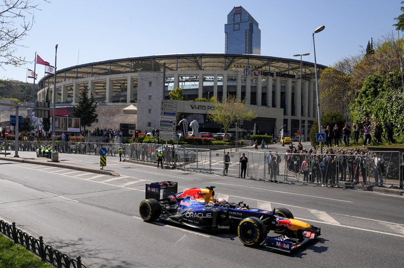 <p>Programda, K�lt�r ve Turizm Bakan� Mehmet Nuri Ersoy, Stefano Domenicali'ye, Gen�lik ve Spor Bakan� Osman A�k�n Bak ise Muhammed Ben Sulayem'e hediye takdim etti.</p>